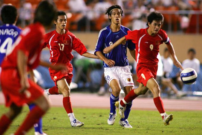 Công Vinh trong trận đấu loại Olympic 2008 với Nhật Bản tháng 8/2007, có thể nhận ra phía sau là Keisuke Honda.